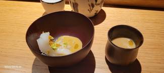 Ensalada de calamar con Pistachos tiernos, sopa, aceite y miso de pistachos.