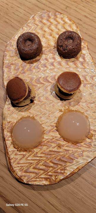 Petits fours : Gominola de pulpa de cacao, Dorayaki al momento de Chocolate y Niba,Polvorón de Mantequilla y cascarilla de cacao