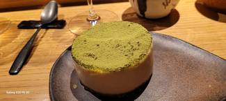 Pastel de queso ahumado y té verde