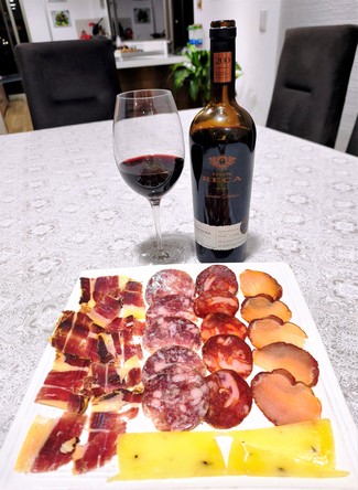 Con nuestro surtido de queso trufado, embutidos y jamón ibéricos