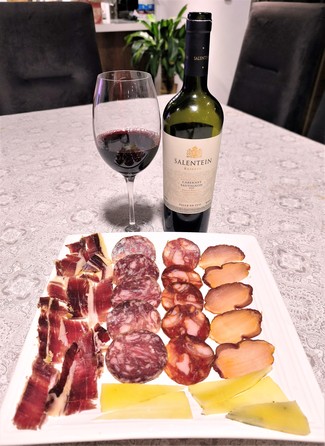 Con nuestro surtido de queso de oveja trufado, embutidos y jamón ibéricos