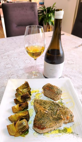 Con un lomo de albacora al eneldo con alcachofas