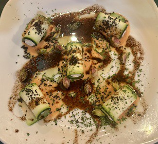 Rollitos de calabacín con queso y salsa de anacardos y pistachos