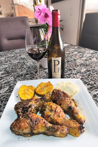Con los muslitos de pollo de corral en masala con papas y all-i-oli