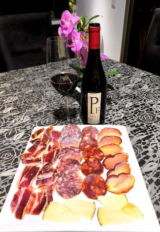 Con nuestro surtido de queso manchego al romero, embutidos y jamón ibéricos