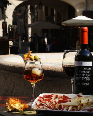 Tapas y vino en El león bar, Plaza Redonda