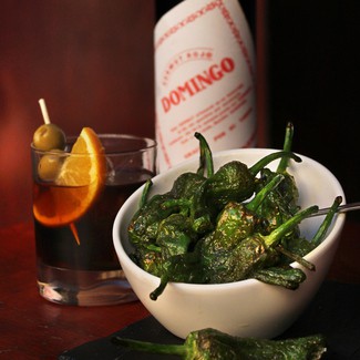 Vermut Domingo y pimientos de Padrón en El LEÓN BAR