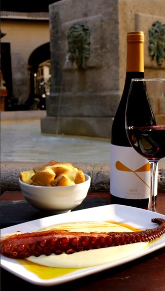 Pulpo, bravas y botella de Safrà en El león bar, Plaza Redonda