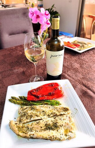 Con unos lomitos de corvina, trigueros y pimiento.