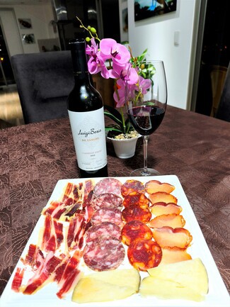 Con un surtido de queso curado al romero, embutidos y jamón ibéricos