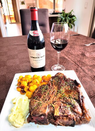 Con un brutal Porterhouse al romero con mellocos y all-i-oli