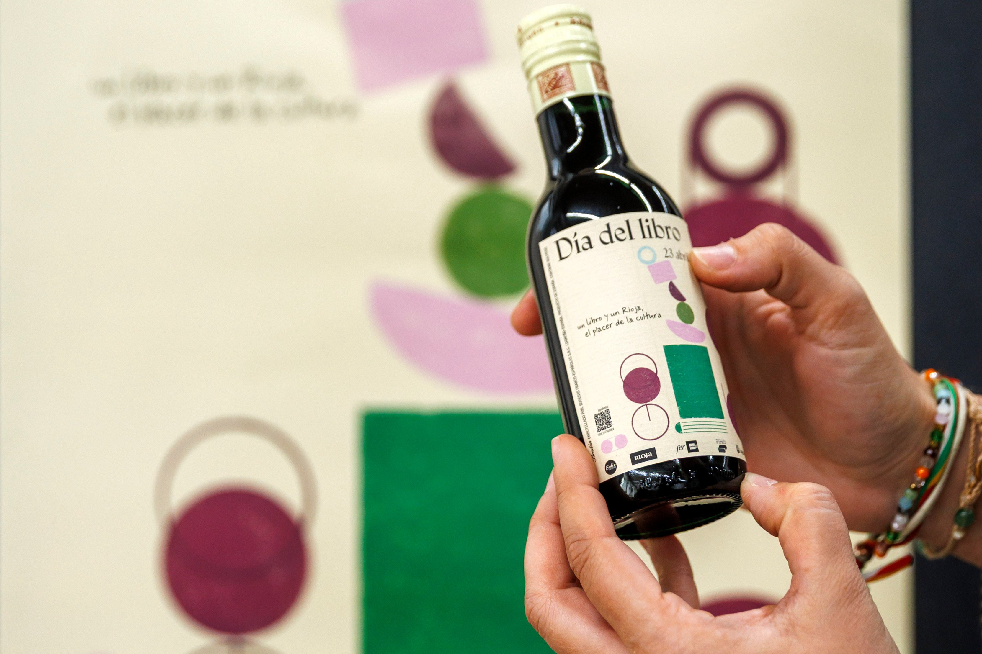 Rioja invita a vivir la lectura y el vino con más de 3.200 botellines para impulsar el Día del Libro