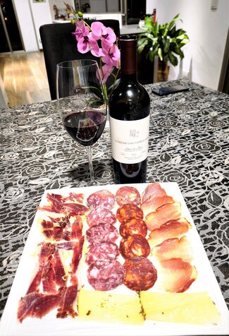 Con el surtido de queso manchego al romero, embutidos y jamón ibéricos