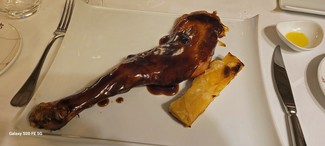 Paletilla de cabrito a baja temperatura con pastel de patatas y su salsa