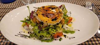 Ensalada de queso de cabra y vinagreta de modena