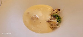 Espárragos blancos y guisantes a la brasa, huevo poché, pan y panceta ibérica.