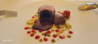 Pastelito de chocolate caliente, sorbete de chocolate negro, pistacho y frambuesas