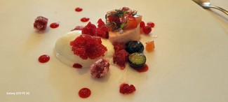 Fresa y ruibarbo, compota, mousse de pimienta rosa, ensalada de fruta y helado de requesón