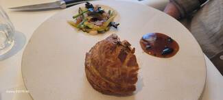 Wellington de pato con col y foie gras, vista del plato