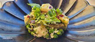 Ensalada de bacalao con guisantes del Maresme y alcachofas.