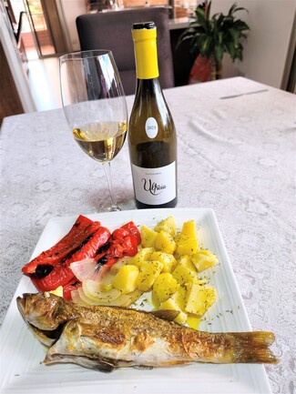 Con un camotillo al horno con papas y pimiento rojo.