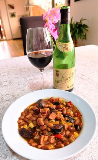 Con unas alubias pintas con morcilla y panceta