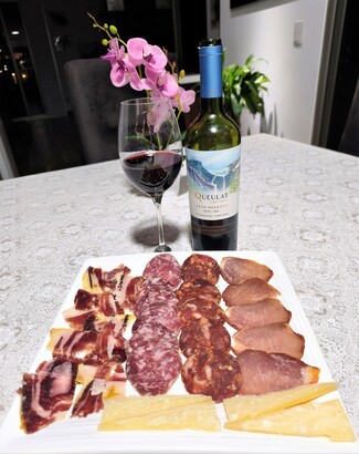 Con un surtido de queso parmesano reggiano de 36 meses, embutidos y jamón ibéricos.