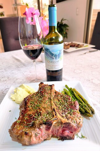 Con un porterhouse al romero con trigueros y all-i-oli.