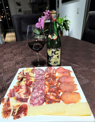 Con el surtido de queso parmesano reggiano de 36 meses, embutidos y jamón ibéricos