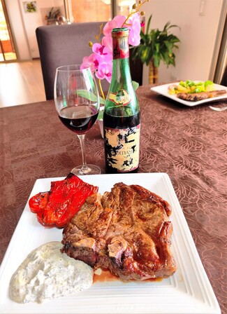 Con un Porterhouse con all-i-oli trufado y pimiento rojo