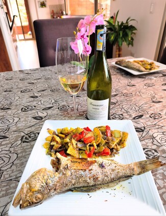 Con un camotillo al horno con papas y verduritas.