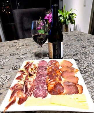 Con nuestro surtido de queso curado de oveja, embutidos y jamón ibéricos