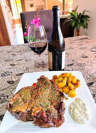 Con el Porterhouse de 1 Kg al romero con mellocos y all-i-oli trufado