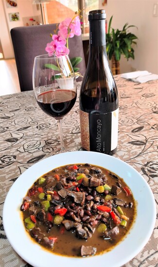 Con unos frijolitos negros con panceta y portobellos