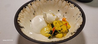Pavlova con espuma de limón, tartar de piña con limón, limón y helado de nata