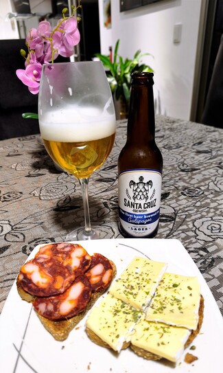 Con unas tostas, de chorizo ibérico y de brie al orégano.