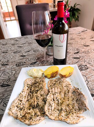 Con unos filetes de pierna de cerdo a la salvia y unas patatitas.