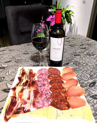 Con el surtido de queso de oveja trufado, embutidos y jamón ibéricos.
