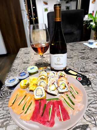 Con un delicioso surtido de shusi y sashimi.