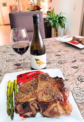 Con un suculento porterhouse steak al tomillo con pimientos y trigueros