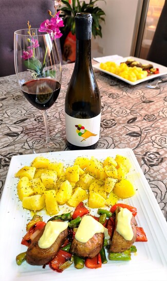 Con un hervidito de patatas con unas verduritas asadas y unos portobellos con all-i-oli