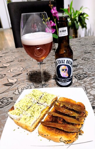 Con unas tostas de brie al orégano y de torraeta de anchoas