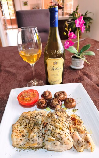 Con unos lomitos de corvina al tomillo con champiñones