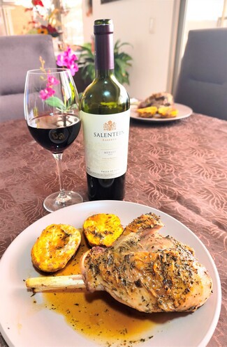 Con un muslo de pavo en masala al horno con patatitas,