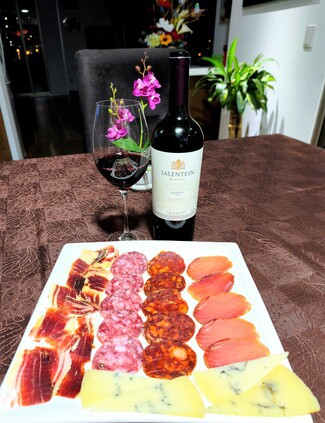 Con nuestro surtido de queso trufado de oveja, embutidos y jamón ibéricos