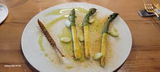 Espárragos verdes asados al natural y en su jugo, polvo de flores de mimosa y pasta de pistacho.