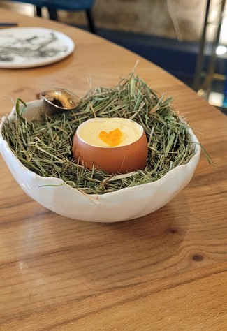 Aperitivo : Mousse de huevo, bottarga y huevas de salmón.