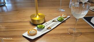 Aperitivos : Cuchara con pepino -calabacín  y Tartaleta de alcachofa de Jerusalén y avellanas