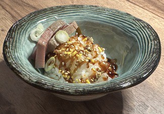 Chirashi dos cortes de pescado