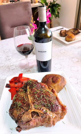 Con nuestro Porterhouse al romero con pimientos y portobello